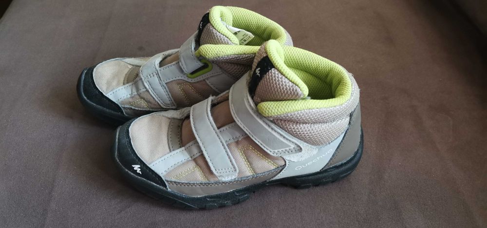 Продавам детски туристически обувки/ боти / високи маратонки, н. 31