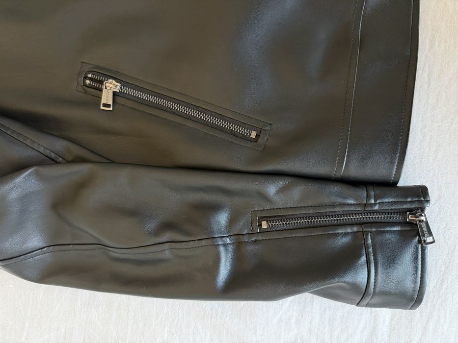 Черно кожено яке Guess