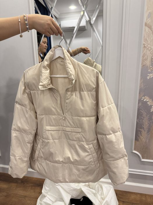 Стильная светлая куртка в отличном состоянии