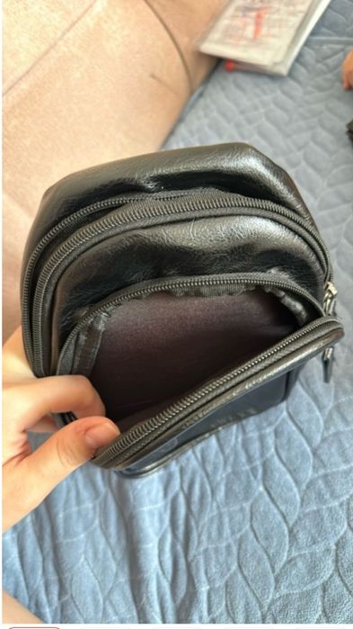 Продаю кожаную барсетку.