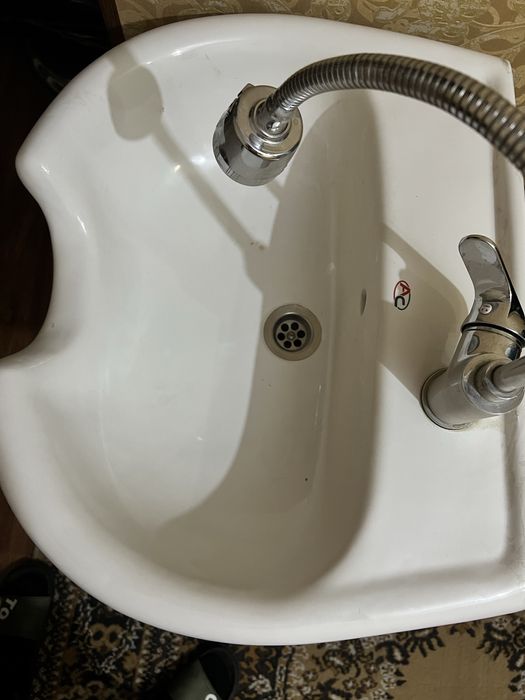 Раковина для салона в хорошем состоянии