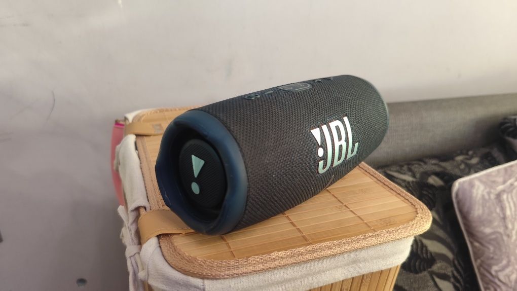 JBL Charge 5   .