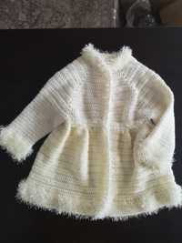 Плетена жилетка за момиченце