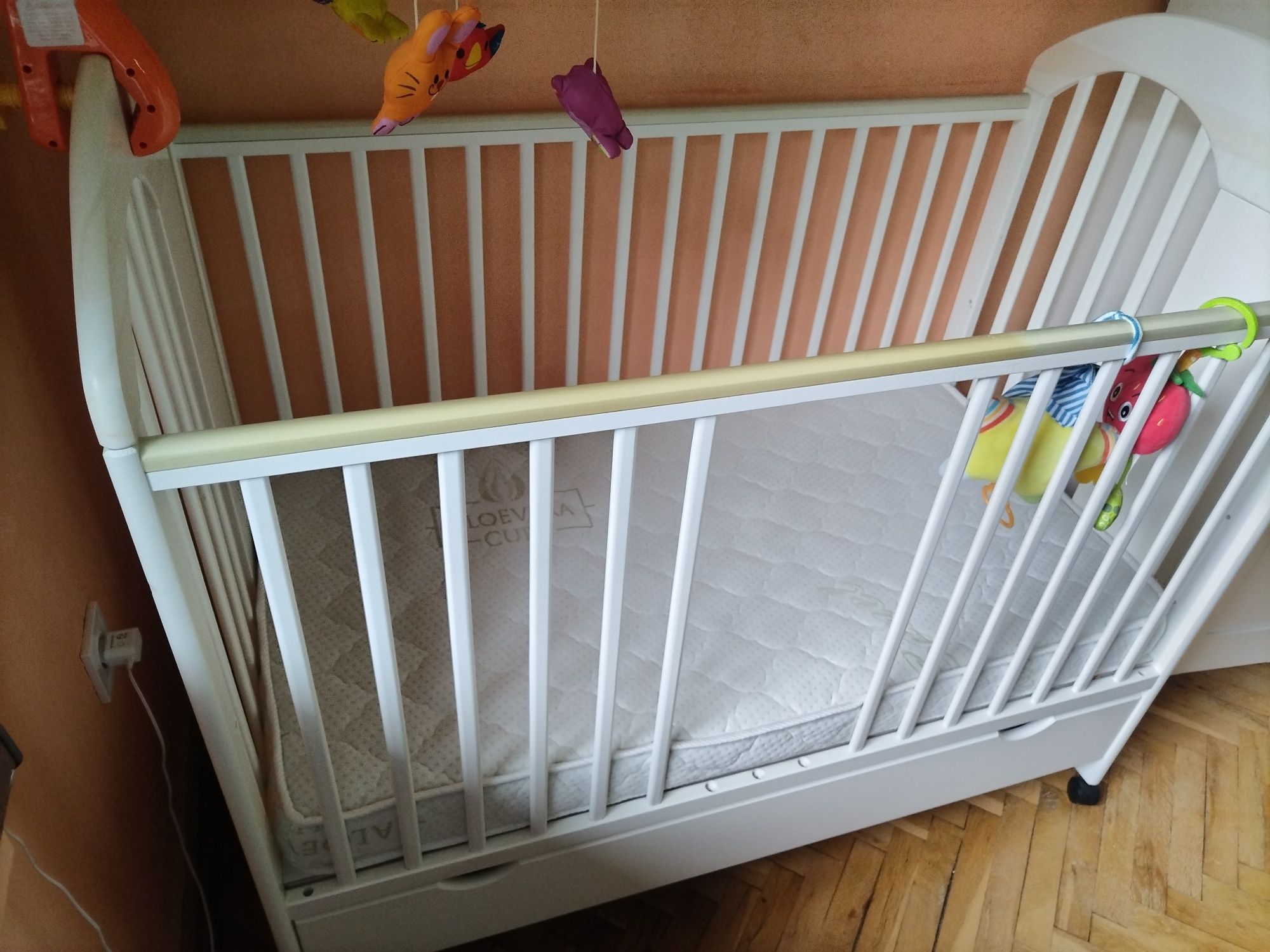 Бебешко креватче  + матрак 120х60 см.