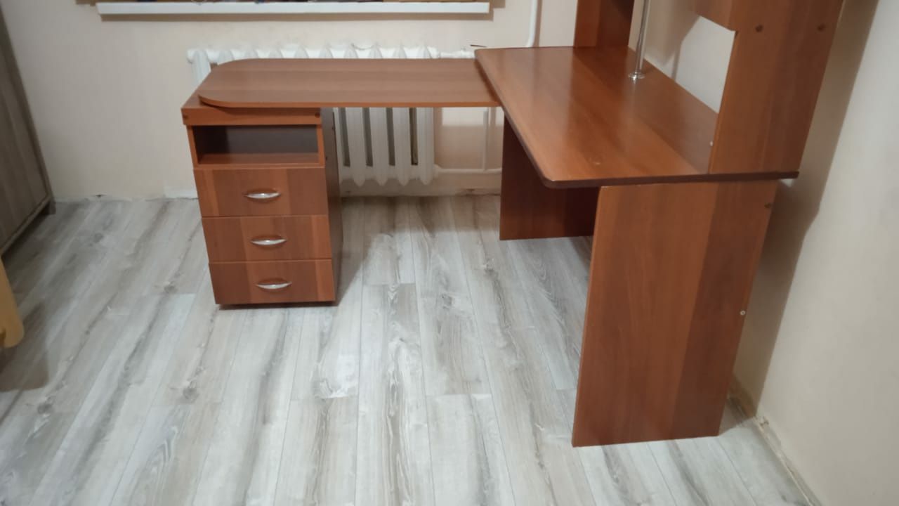 Срочно продам учебный, компьютерный стол в идеальном состояний
