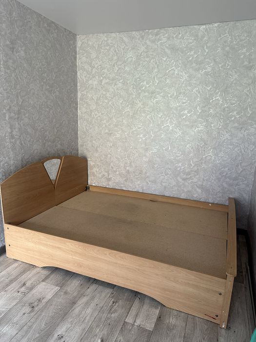 Продам кровать без матраса