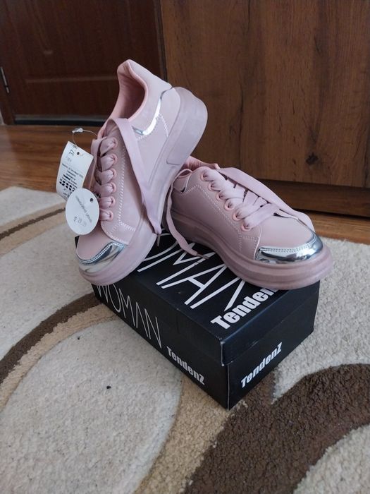 Дамски розови кецове