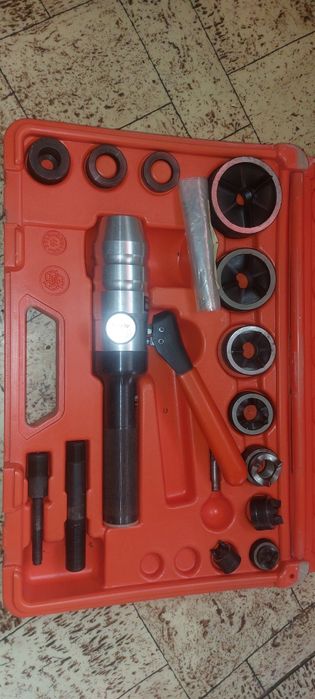 Продаётся  гидравлический  пресс срочно в идианом состоянии