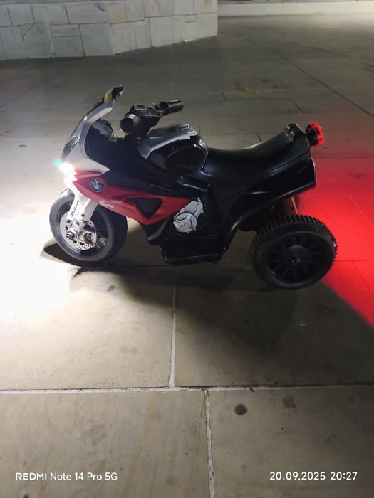 Vând motocicleta BMW pentru copii de vârsta 3-5 ani