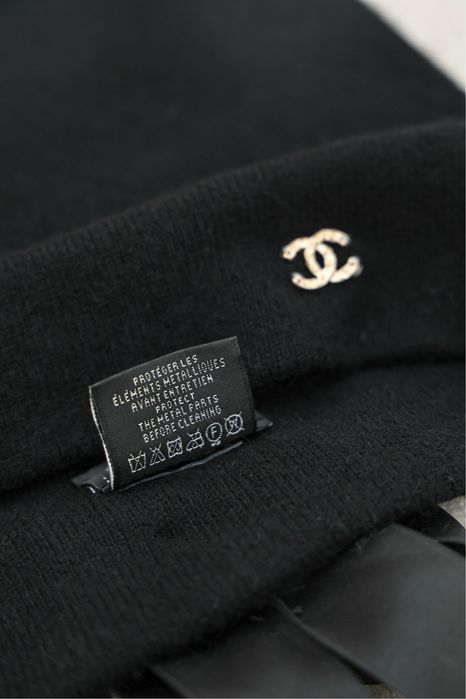 Шапка Chanel с металлическим бантом Double C