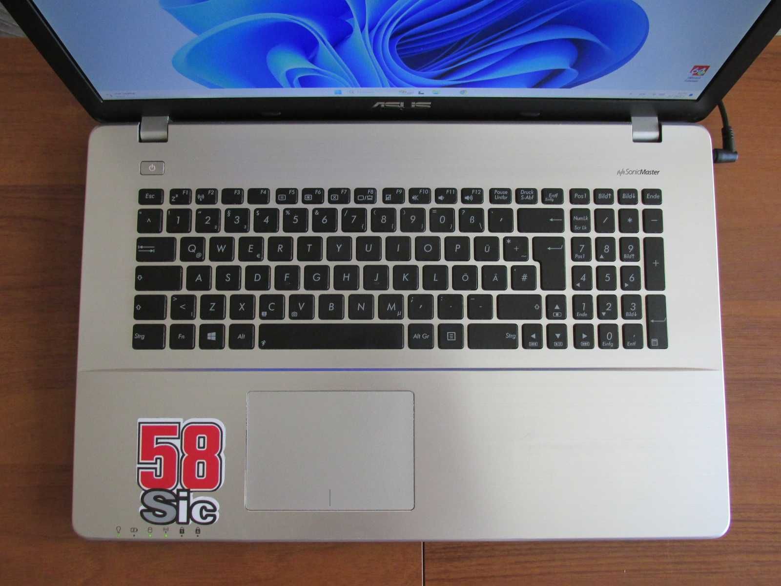 17.3 инча Asus с i5-4200,nVidia 840,Full HD