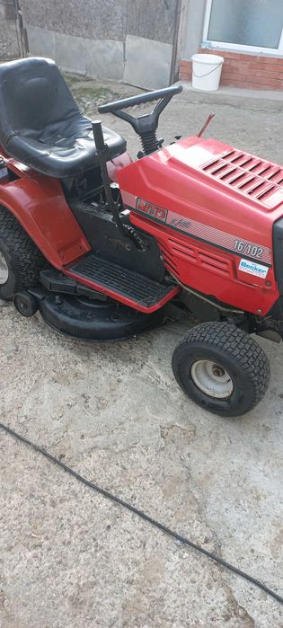 Tractoras pentru tuns gazon