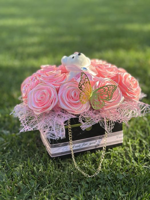 Aranjament din trandafiri de satin