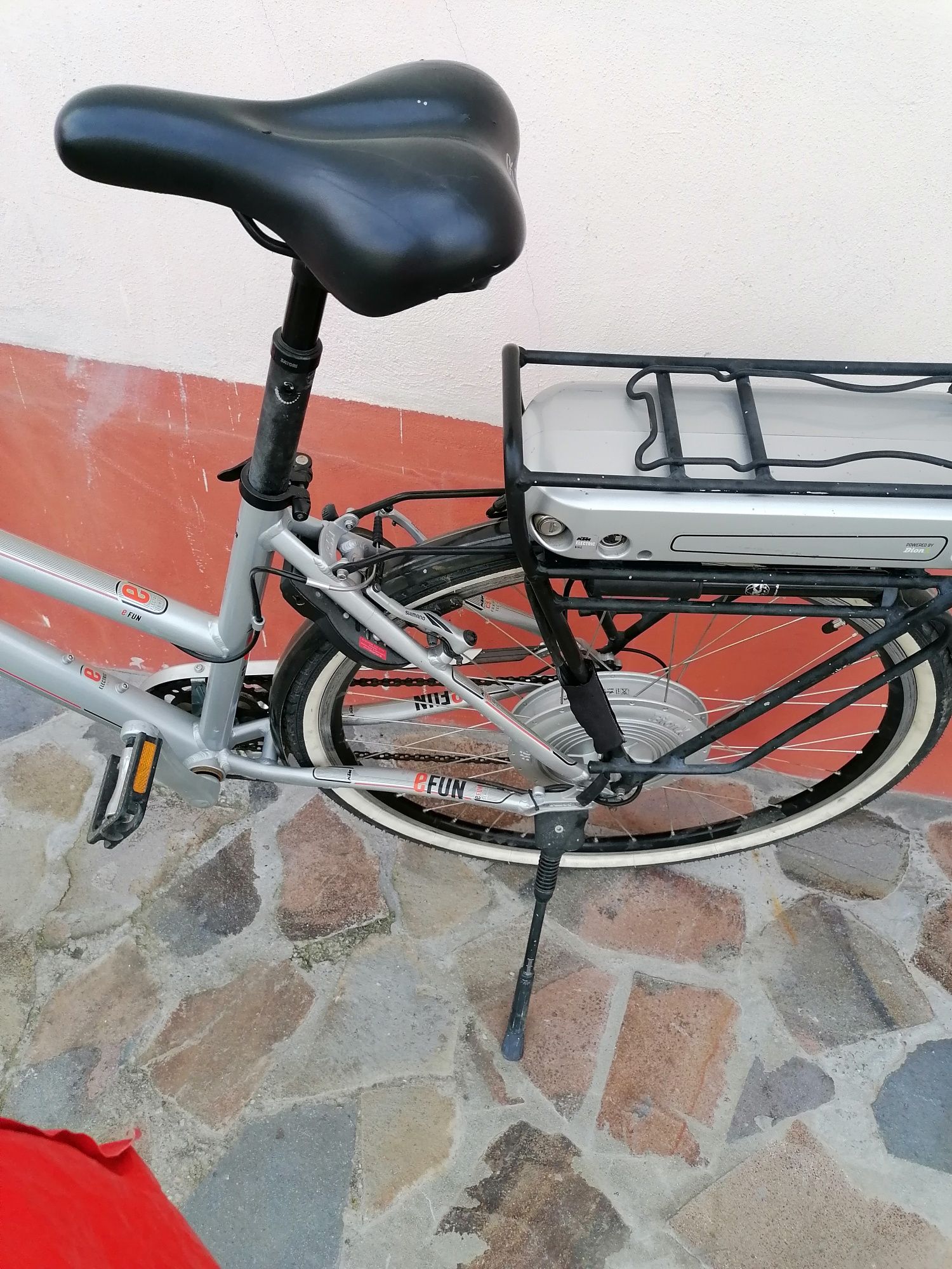 Vând bicicleta electrica dame KTM