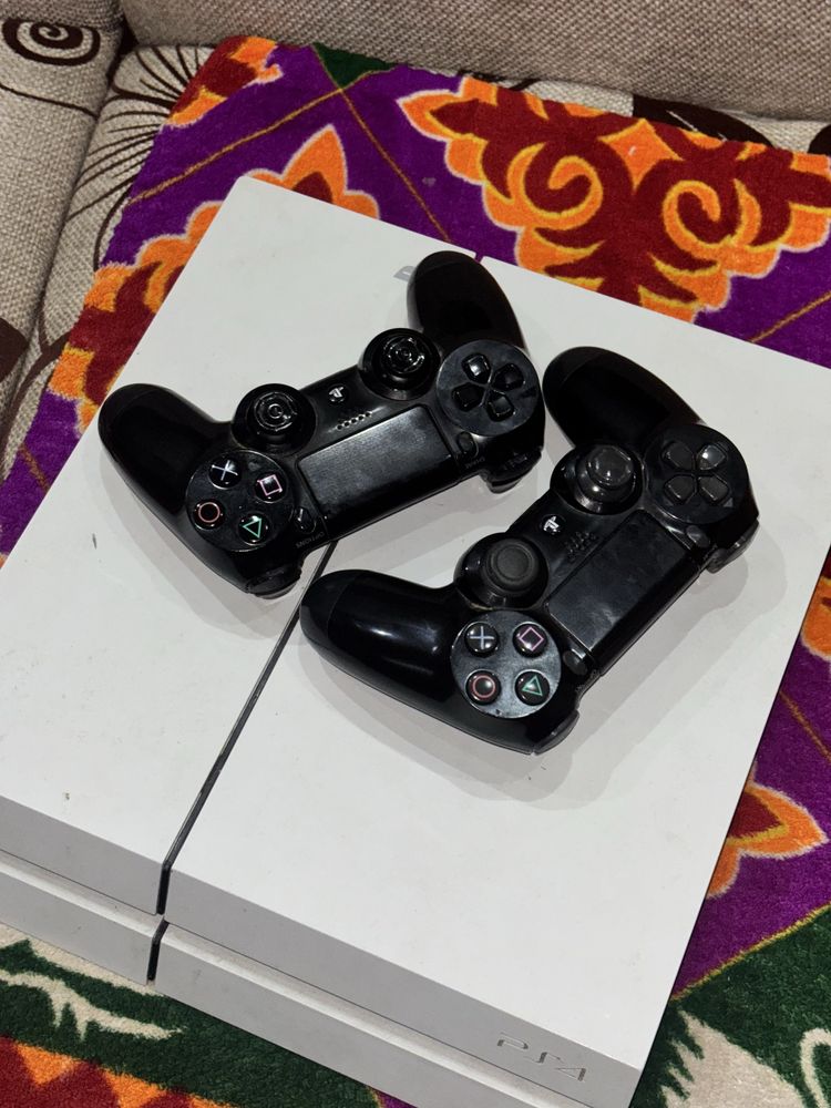 Продам PlayStation 4.