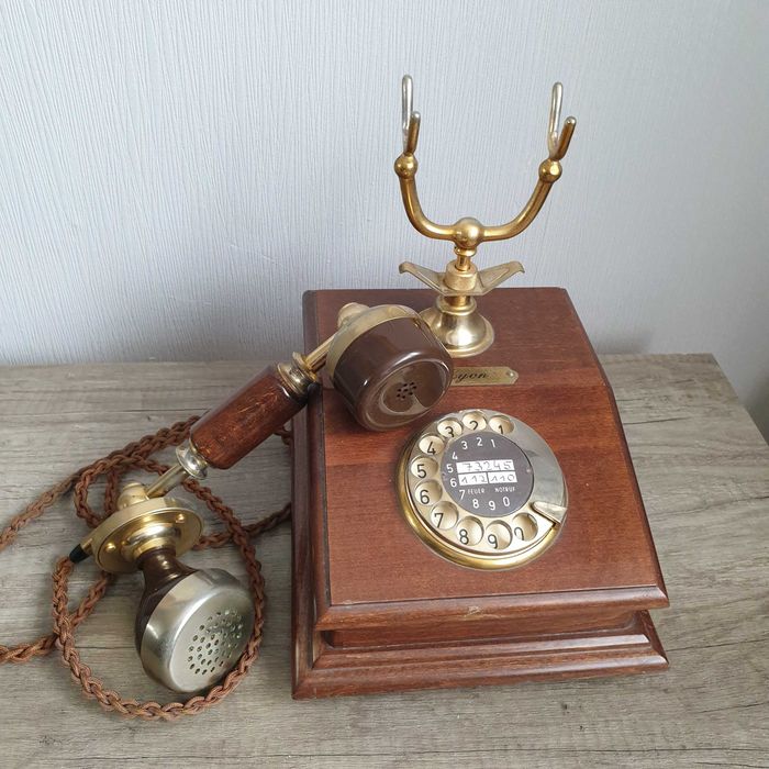 Стар дървен телефон марка "Лион"