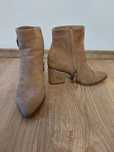 •	Botine noi, imitatie piele intoarsa si intarsii metalizate