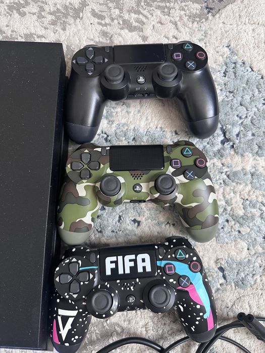 Продам PS 4 в отличном состоянии