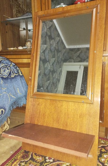 Зеркало с полкой в деревянной рамке, недорого