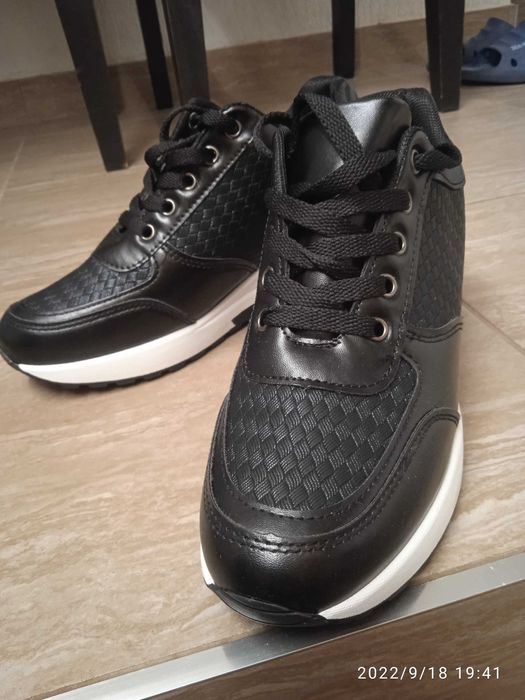 Нови спортни обувки