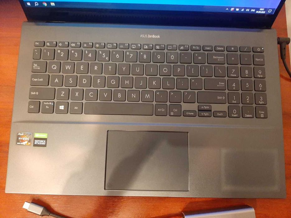 Asus ZenBook Pro 15 OLED (2021), Touchscreen, Office + cadou hub USB-C