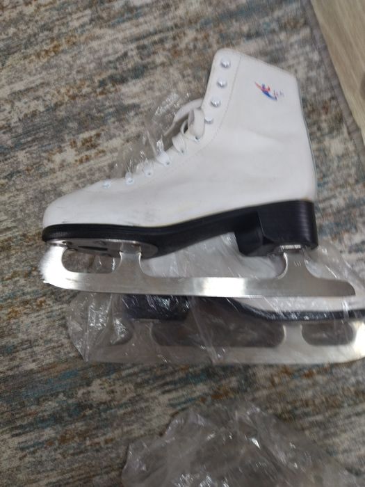 Фигурные коньки состояния новых