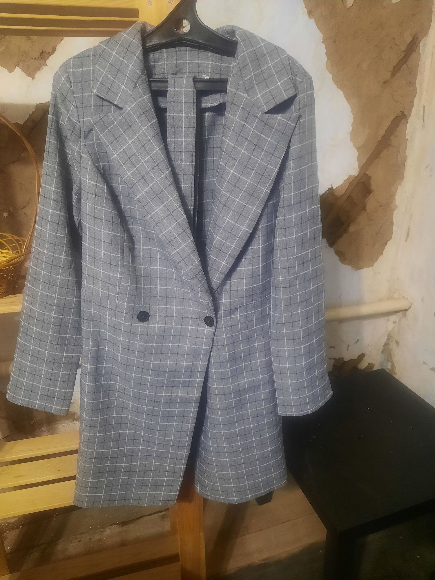 Продам удлинённый пиджак с поясом ,размер 48,клечатый,длинный рукав с