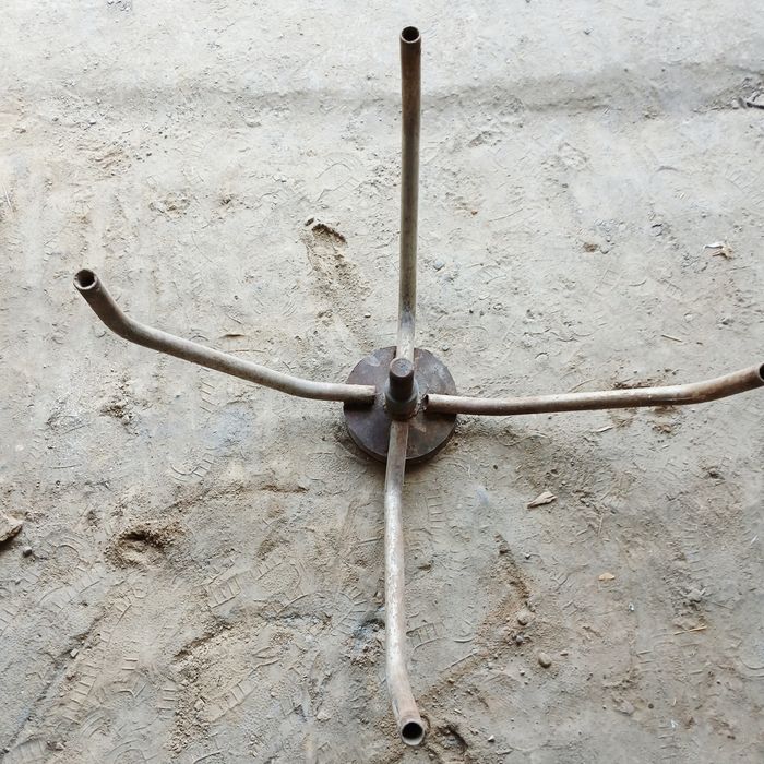 Металическая основа для стола.