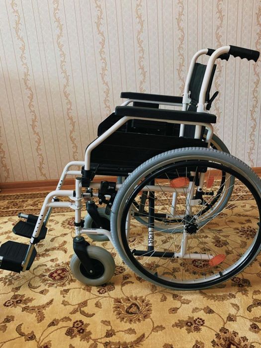 Продам уличную инвалидную коляску