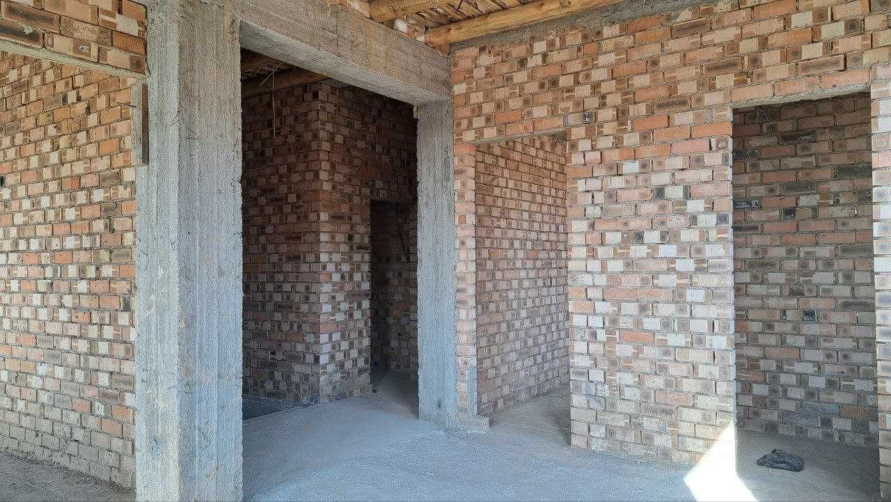 Сергели. Кенгмакон махалляси.1.7сотихда 5хонали коробкали уй сотаман .