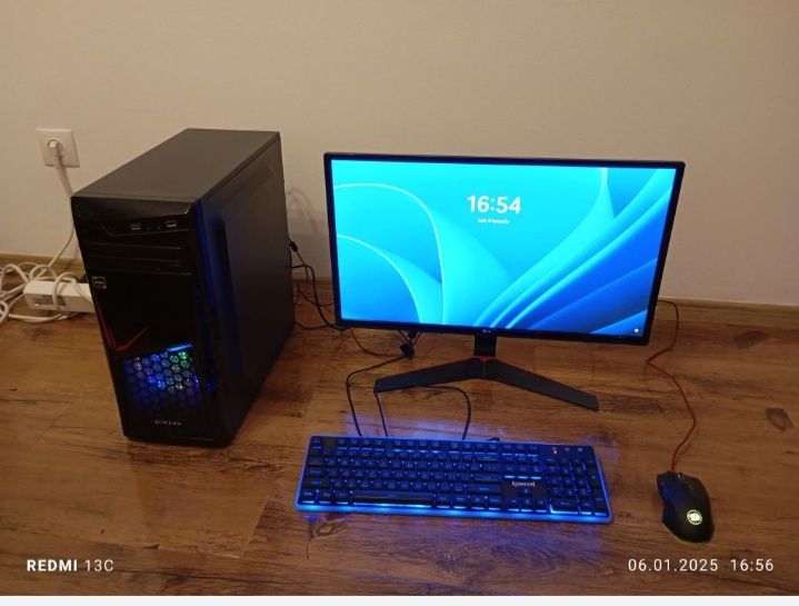 Calculator desktop sistem PC cu monitor și tastatura inclus