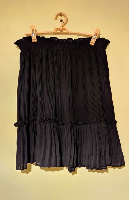 Черна елегантна пола с набори Topshop