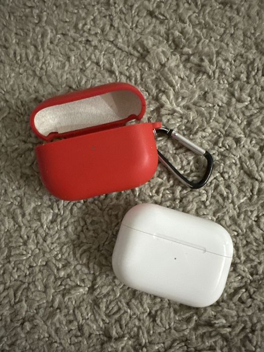 Продам AirPods Pro 2 (1 ушка рабочая)