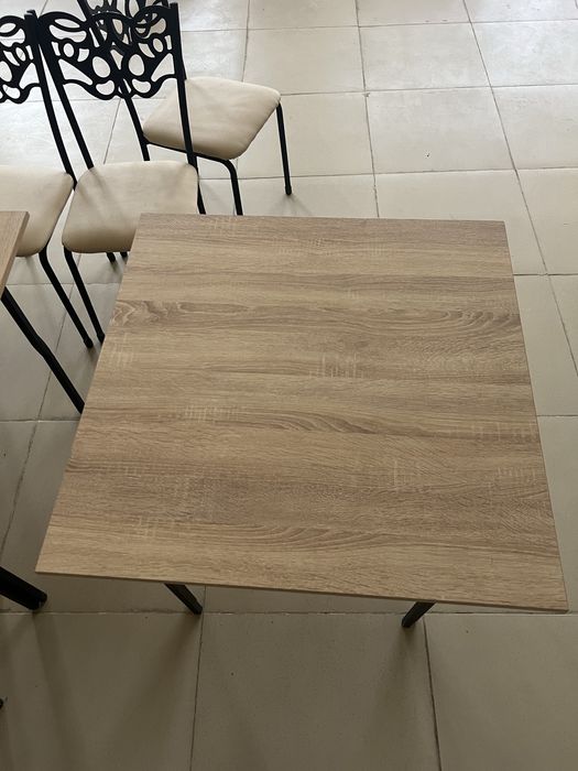 Стол и стулья в продаже
