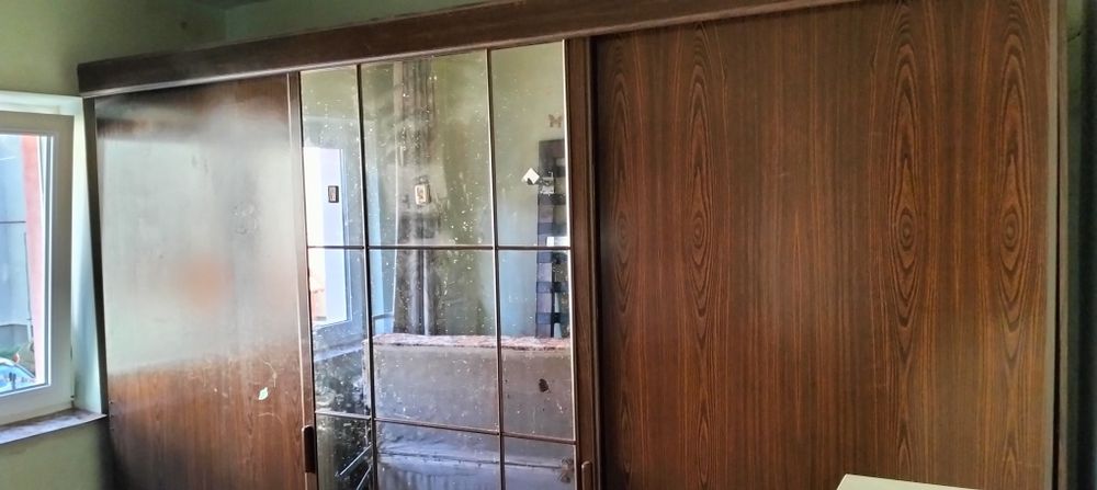 Donez urgent dulap cu 3 uși glisante cu oglinda. Canapea extensibila