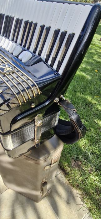 Vând acordeon Hohner Atlantic de Luxe 4 cu 120 basi negru