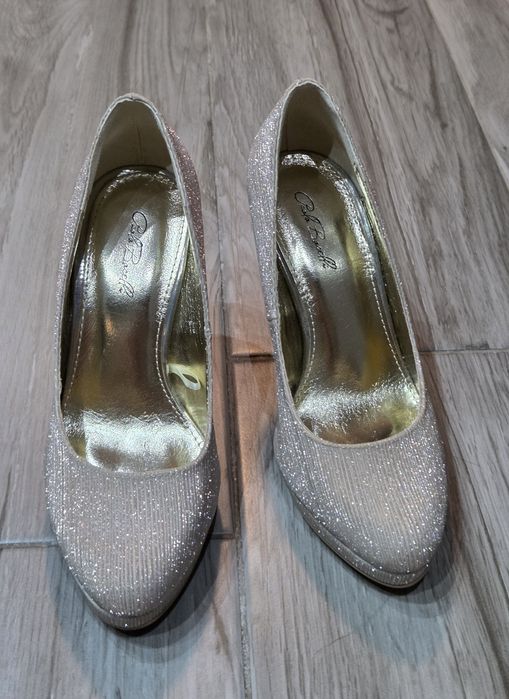 Подарявам обувки на ток 36 номер