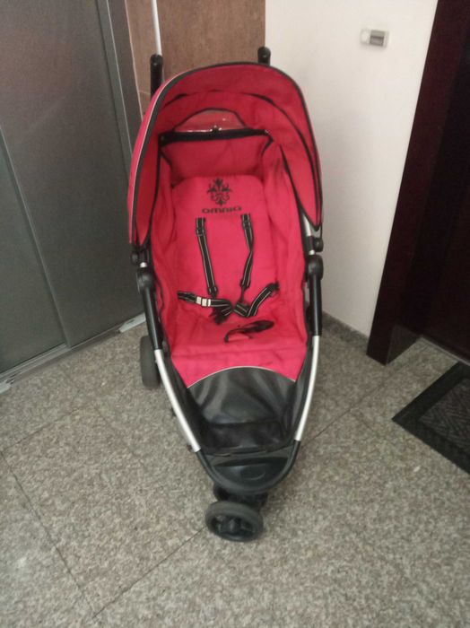 Запазена детска количка в отлично състояние.