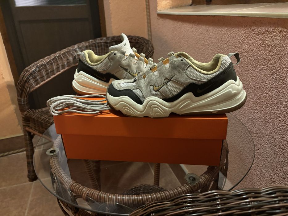 Маратонки Nike.