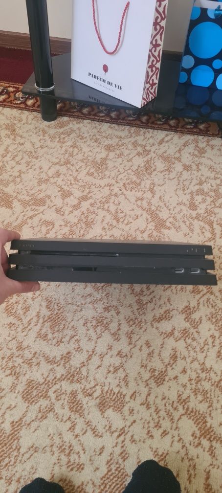 Ps4 pro 1 TB сатлады