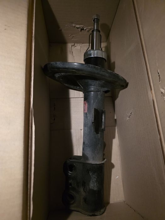 Амортизаторы передние camry 40 почти новые 2 шт за 10000