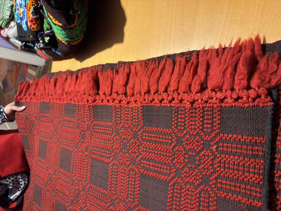 Fete de mese , chindeu  si covoare tesute in razboi