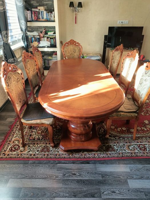 Продам стол со стульями в класическом стиле