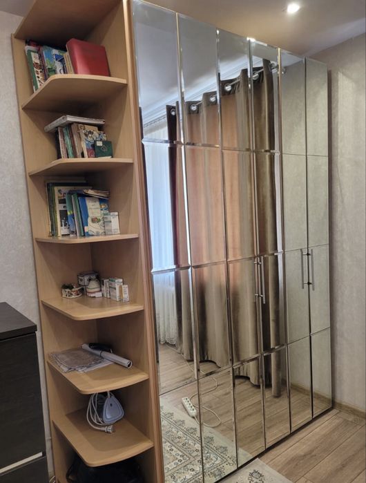 Продаётся платяной шкаф с зеркалом и угловыми полками