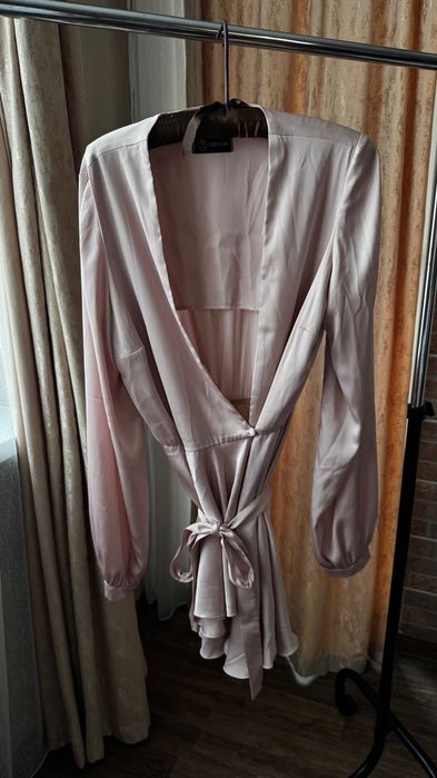 Сатенева рокля с пудра