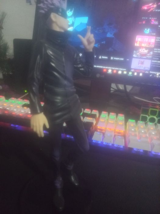 Продам фигурку и светильник аниме