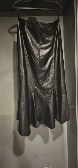 Чисто нова черна дълга лъскава кожена пола, размер "L"