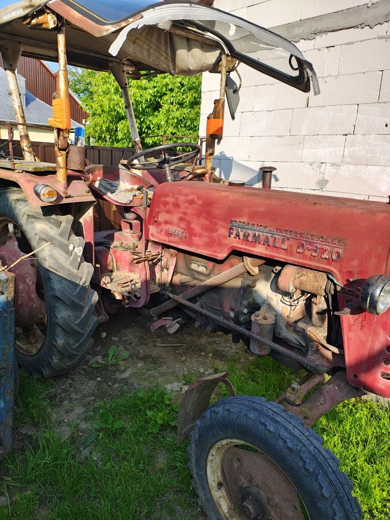 Vând Tractor Farmall 320 an fabricație 1952.