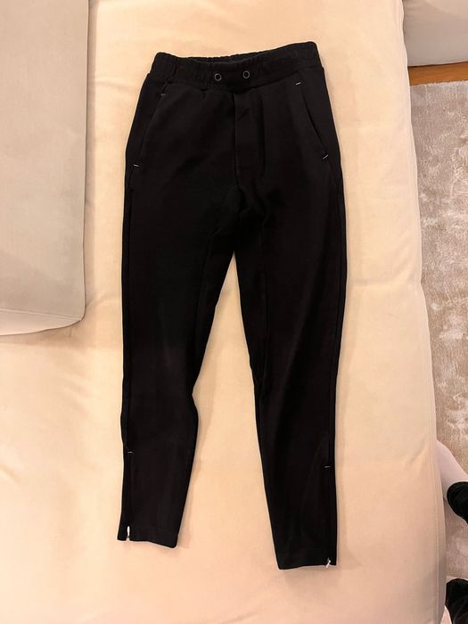 Комплект суитшърт с качулка и панталон черен цвят