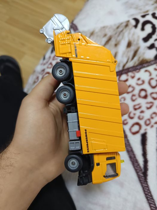 Mașinuta Man de gunoi